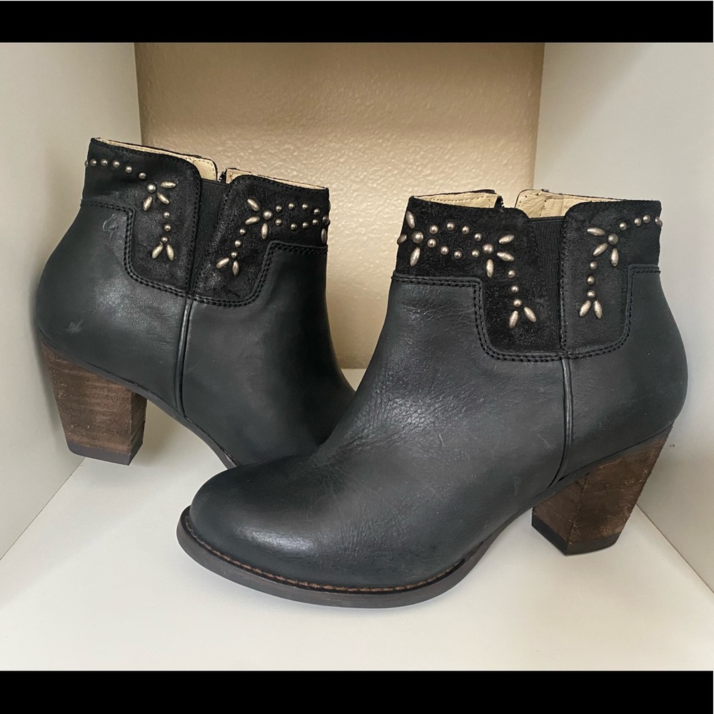 Black leather olukai booties 7.5 worn twice